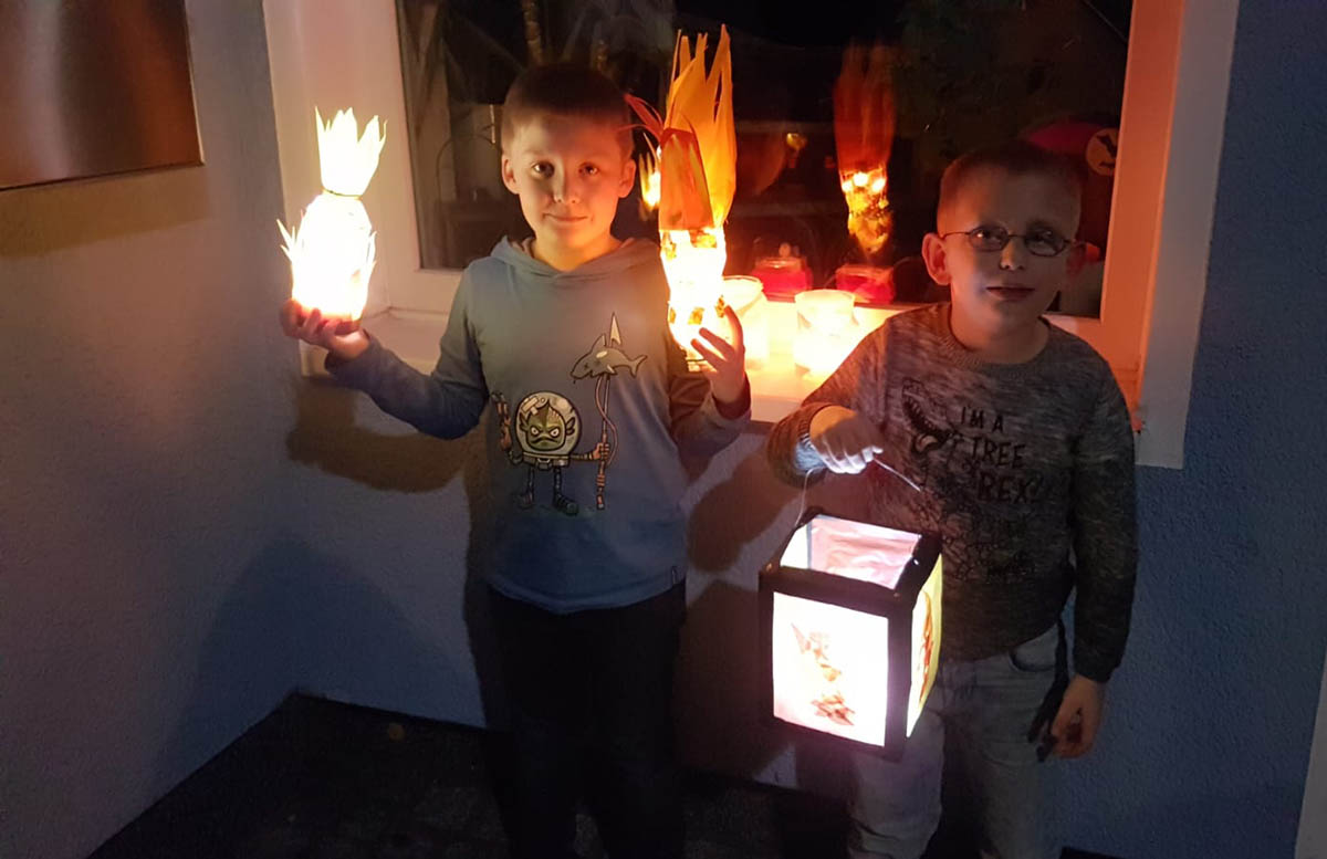 Eine der vielen Aktionen war Laternenbasteln zu St. Martin. Fotos: Feuerwehr VG Puderbach