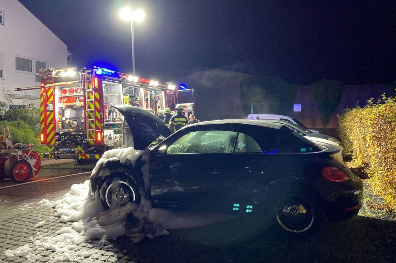 Feuerwehr Bad Hnningen lscht brennenden PKW. Foto: Feuerwehr Bad Hnningen