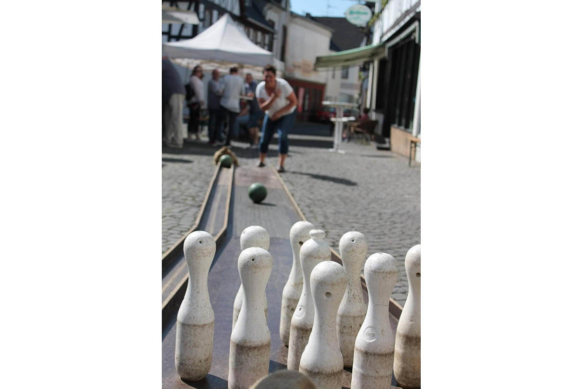 Traditionelles Klappern und Ostereierkegeln in Erpel