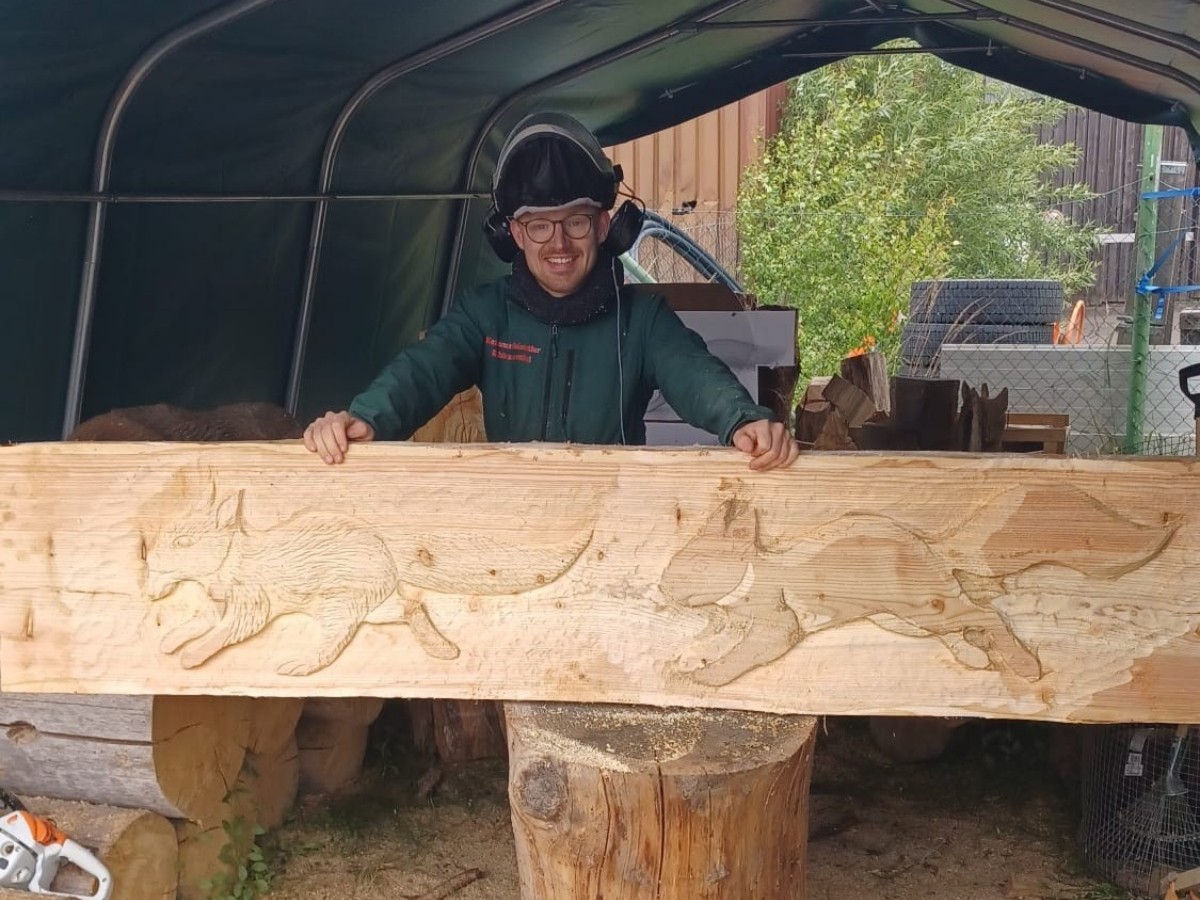 Kettensgenkunst fr den Eichhrnchenweg: Robin Rosenthal gestaltet Sitzgelegenheiten in Niederfischbach