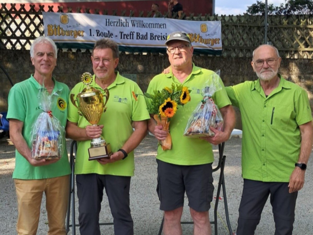Rolf Straschewski (zweiter von links) und Norbert Hhner (zweiter von rechts) holten sich den Wanderpokal in Bad Breisig (Foto: Rolf Straschewski)