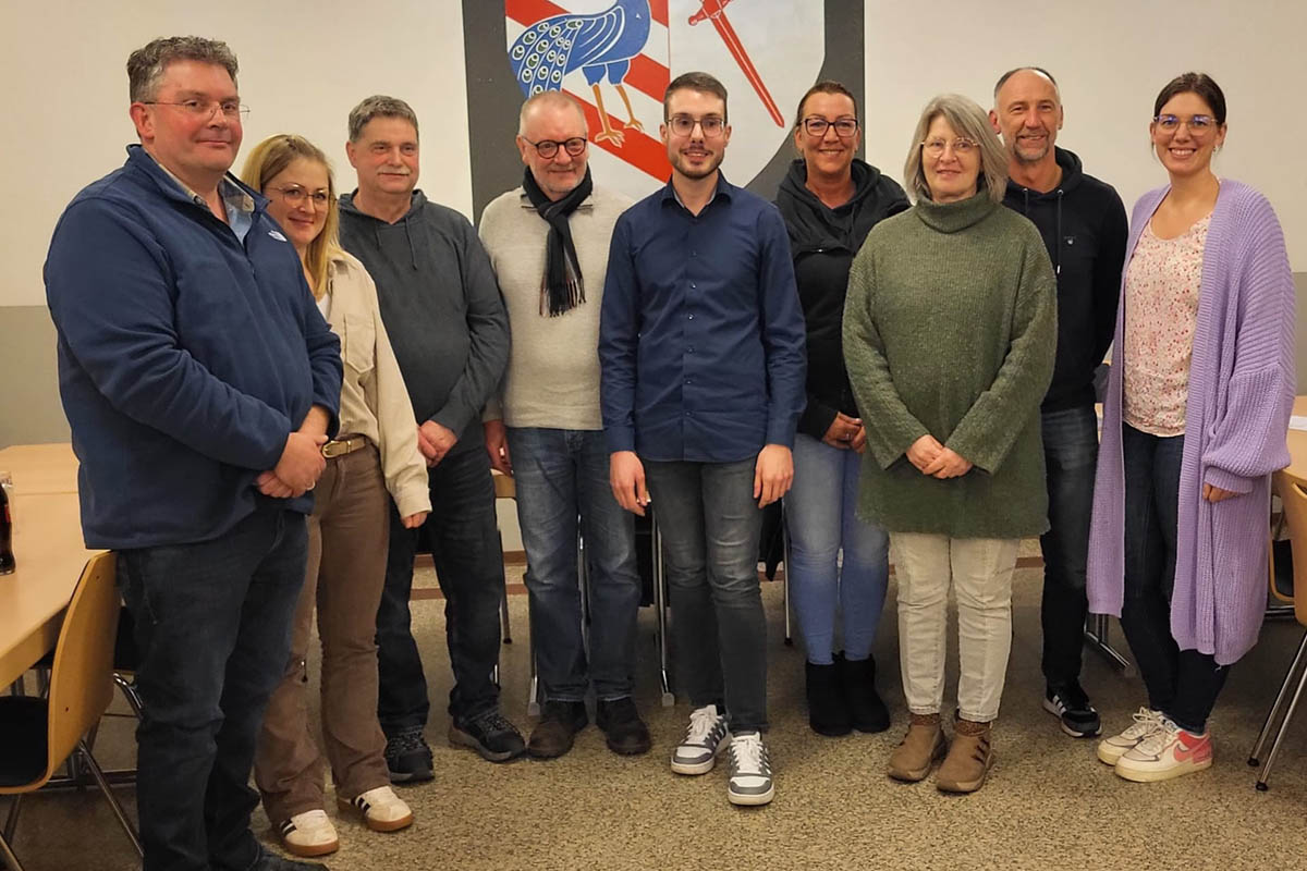 Der neue Vorstand mit den beiden verabschiedeten Vorstandsmitgliedern Jana Dik (1.v.r.) und Andreas Gut (2.v.r.). Foto: Verein