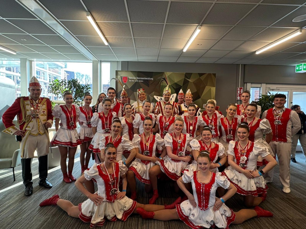 Die Erpeler Prinzengarde mit dem K�lner Dreigestirn 2026 (Foto: Daniela Simon)