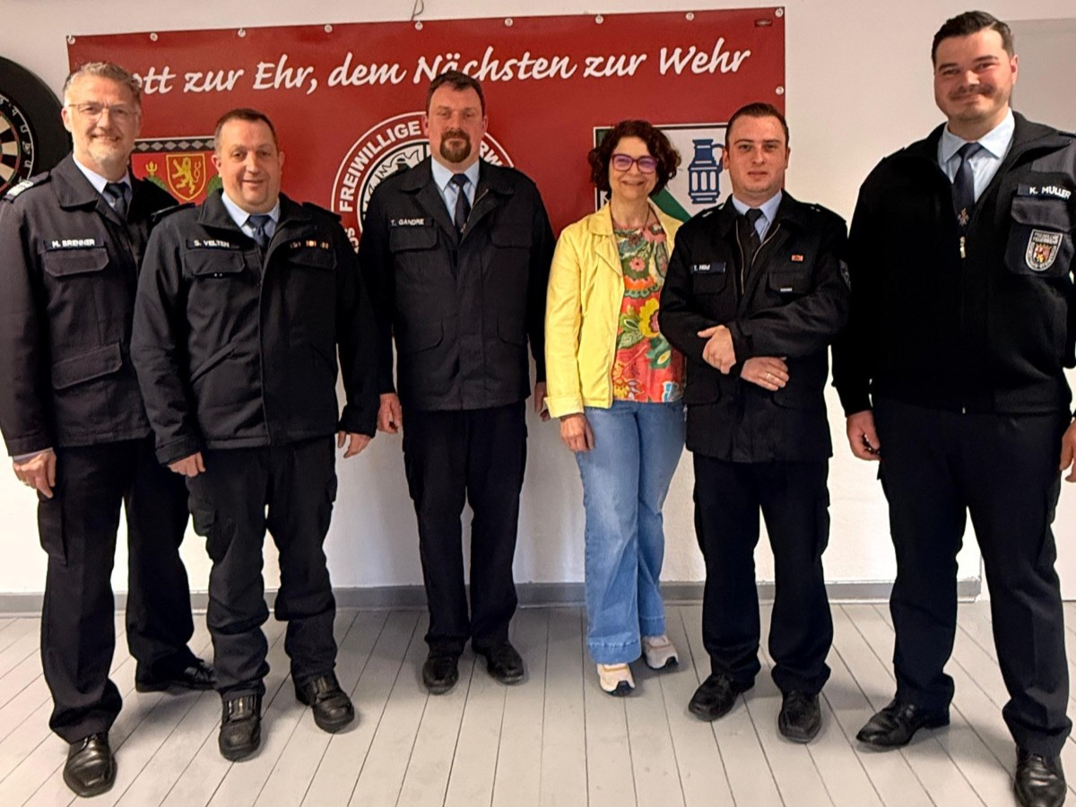 Wehrleiter Markus Brenner, stellvertretender Wehrleiter Sascha Velten, ehemaliger Wehrf�hrer Timo Gandre, B�rgermeisterin Gabriele Greis, Wehrf�hrer Tim Hild und stellvertretender Wehrf�hrer Karsten M�ller (Foto: Julia Sch�fer/Verbandsgemeindeverwaltung Hachenburg)