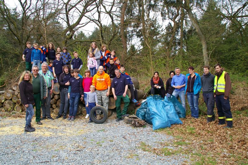 Viele fleiige Helfer beteiligen sich an der Aktion "Saubere Landschaft" in der VG Ransbach-Baumbach. Fotos: privat