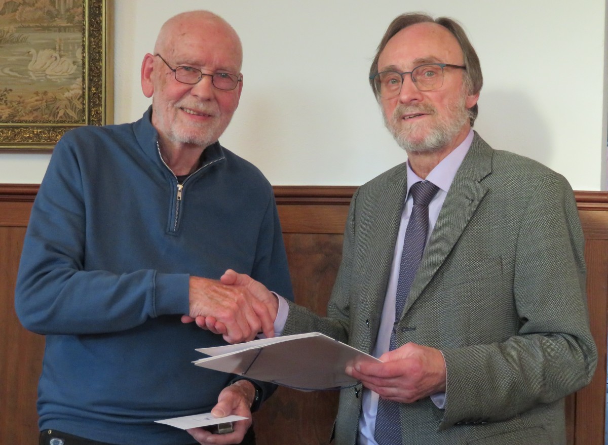Vorsitzender Hans Werner Kaiser (rechts) gratuliert Hans-Peter Benz zu seiner 30-jhrigen VdK-Mitgliedschaft. (Foto: Gabriele Kaiser)