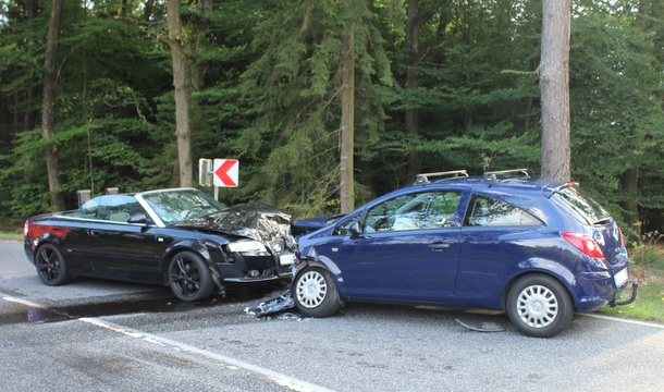 An den beiden Fahrzeugen entstand Totalschaden. (Foto: Polizei)