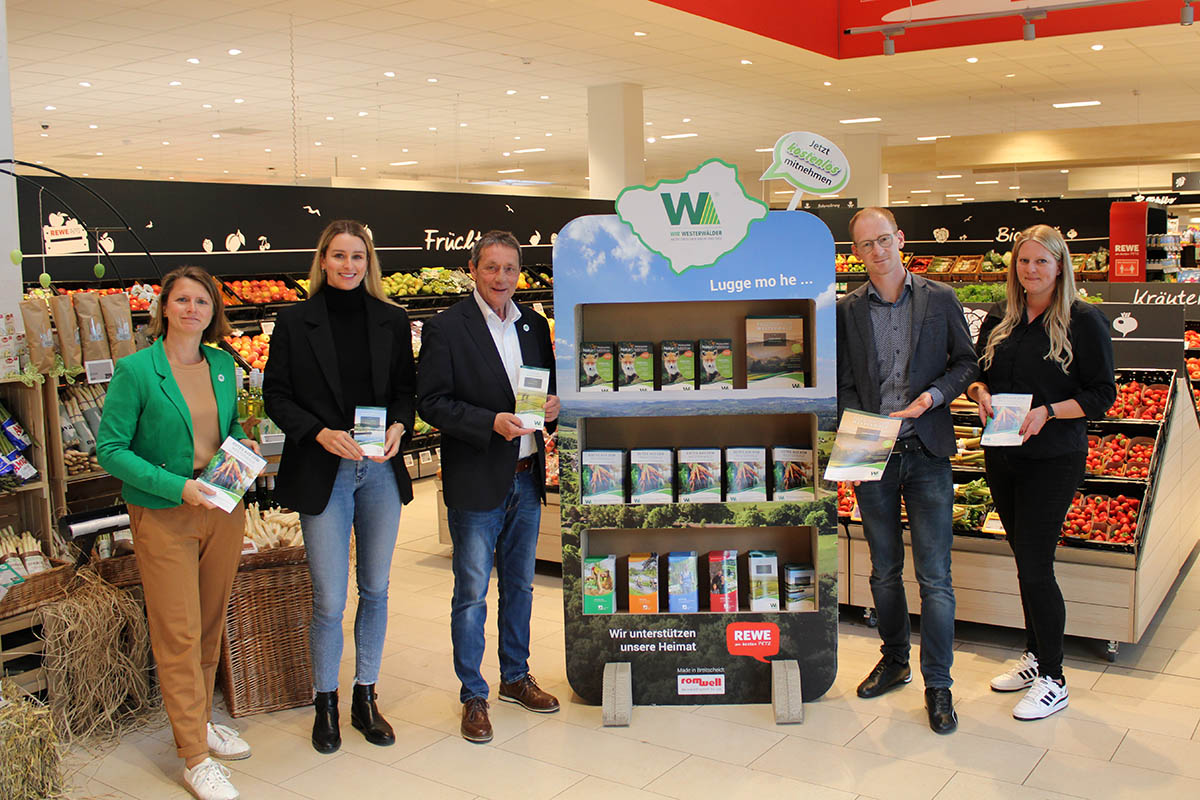 Von links: Myriam Hatzmann, Maja Bttner, Achim Schwickert, Manuel Schfer und Marktleiterin Eutebach. Foto: Wir Westerwlder