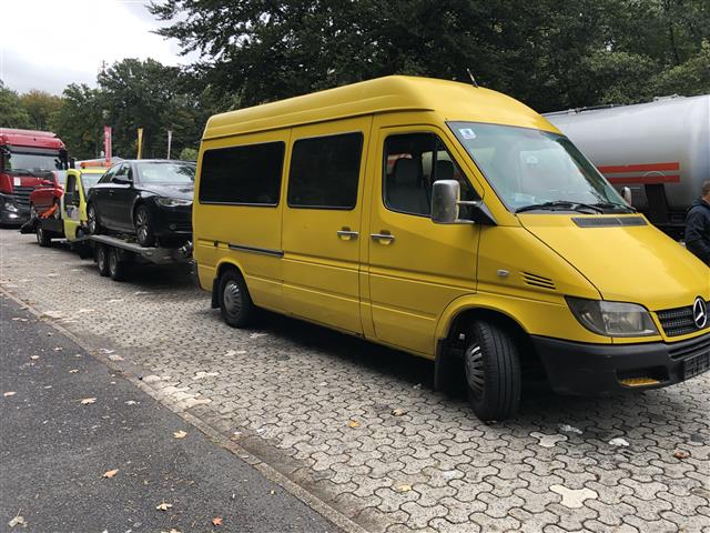 Verkehrsunsicheren, berladenen Transporter gestoppt