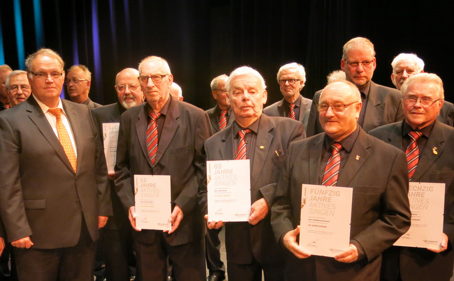 v.l. Eigentmer Rdiger Brauer, Andreas Hundhausen, Michael Wschenbach und Torsten Schmidt bei der Einweihung mit vielen Gsten Foto: Julia Heinz