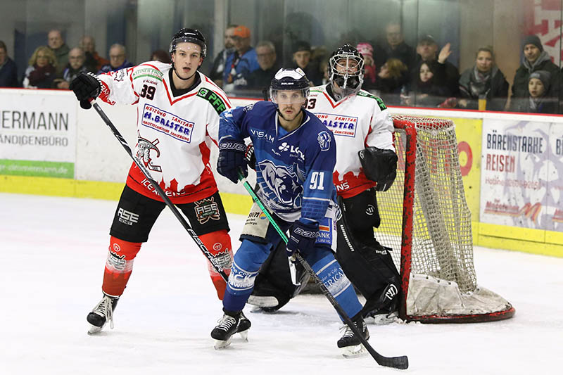 Verteidiger mit viel Erfahrung: Dominik Scharfenort (links, hier im Positions-Zweikampf mit Tobias Etzel) bestritt bereits 168 Oberliga-Partien.