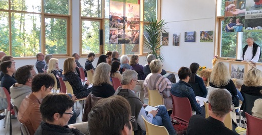 Dr. Ralf Hmberg(rechts) referierte im Vielbacher Fachkrankenhaus ber das Konzept der kopsychosomatik in der Psycho-, Krper- und Naturtherapie.(Foto: Fachkrankenhaus Vielbach)