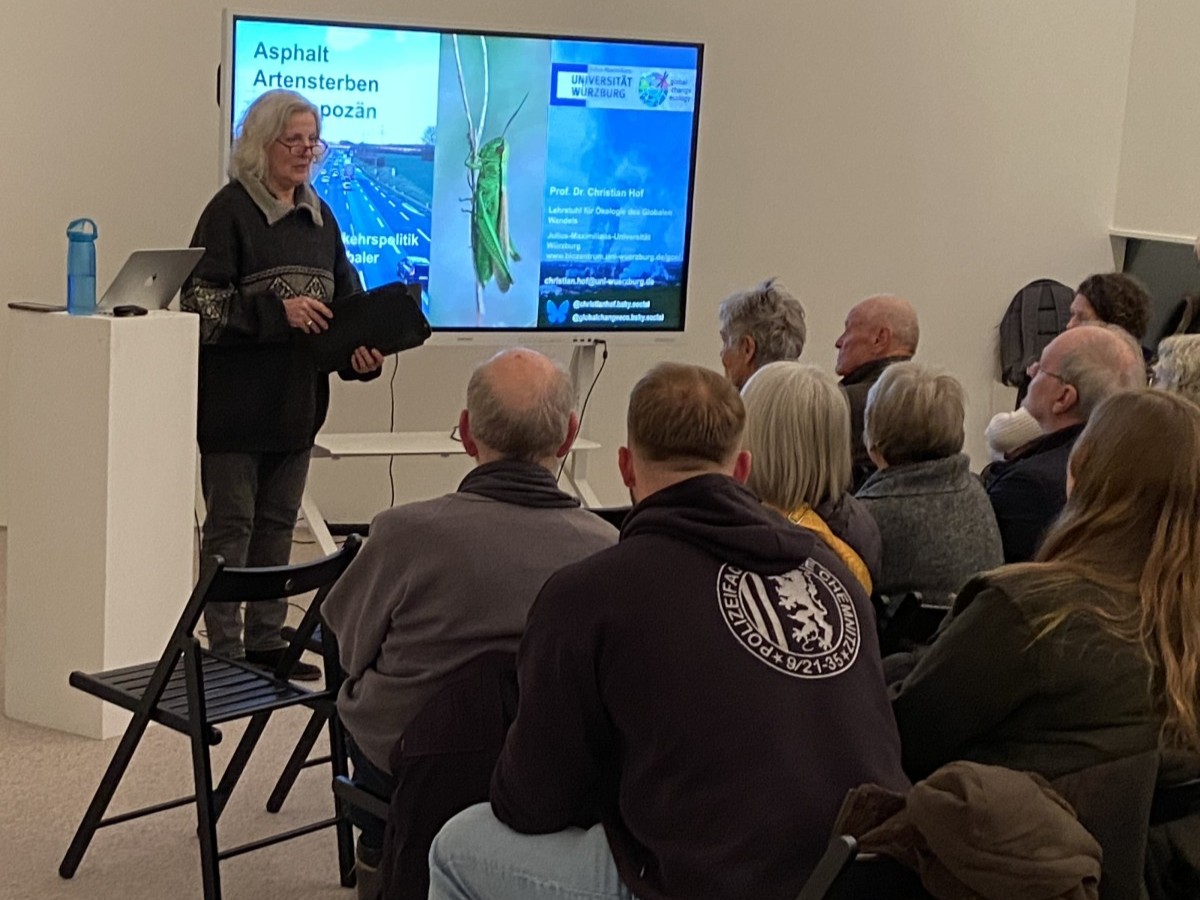 Marein Osten-Sacken (BI) begrt die Gste zum Vortragsabend (Fotos: Brgerinitiative NoB8OU)