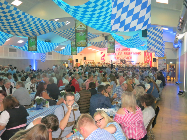 Festzug bei Sonnenschein in Birken-Honigsessen