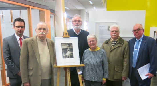 Die Stiftung Kultur prsentiert Werke von E.O. Albrecht in Altenkirchen: (von links) Thomas Hombach (Sparkasse Westerwald-Sieg), Klaus Heinrich Reifenrath (Stiftung Kultur), Mitorganisator Detlev Ludwig, Barbara Albrecht, Gerhard Junglas (Stiftung Kultur) und Hans-Christoph Pfeiffer (Stiftung Kultur). (Foto: wear)