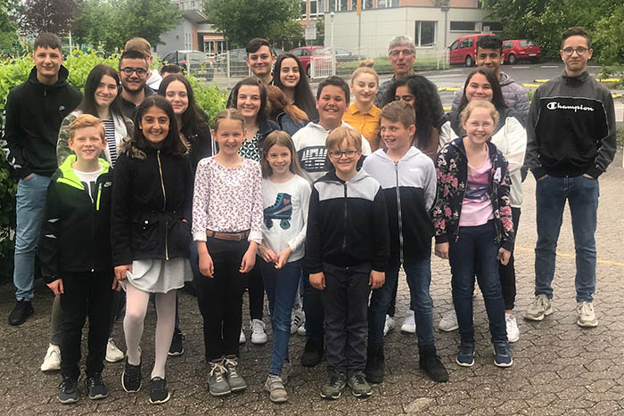 Foto: Schler beider Schulen mit Lehrer Michael Neudecker der LES