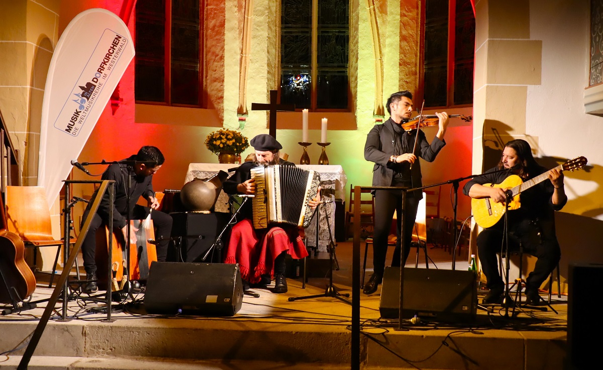 Mit Chango Spasiuk und seiner herausragenden Band gastierte ein Weltstar der Weltmusik aus Argentinien in Westerburg. (Foto: Kleinkunstbhne)