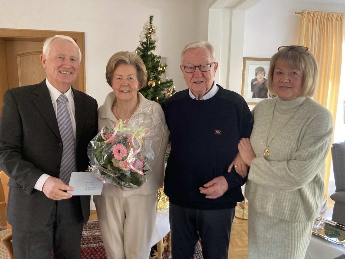 Der Ortsvorsitzende Dr. Heinz Schmitz und die Tochter der Jubilare, Petra Baumann-Kreft, in ihrer Funktion als Mitgliederbeauftragte, gratulieren Anni und Herbert Baumann zur Eisernen Hochzeit. (Foto: Petra Bauer)