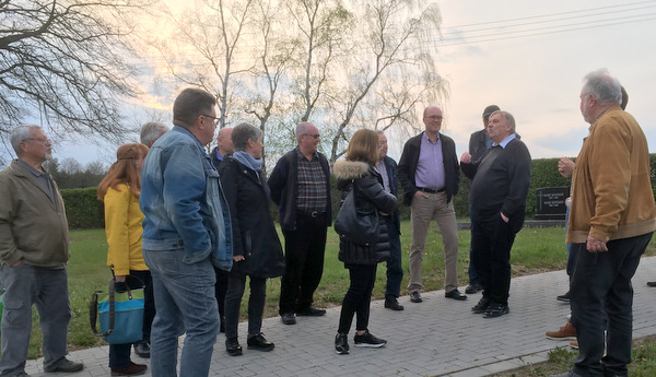 Auf einer kleinen Rundreise durch die Gemeinde erklrte Ortsbrgermeister Horst Klein (2. von rechts) den Gsten die zuknftigen Vorhaben. (Foto: SPD)