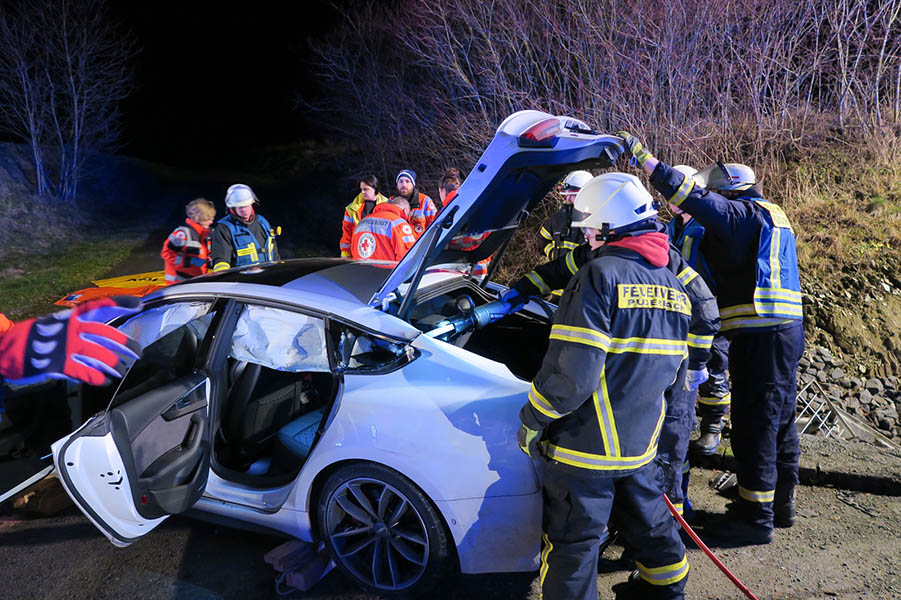 Feuerwehr muss Beifahrer aus Fahrzeug retten