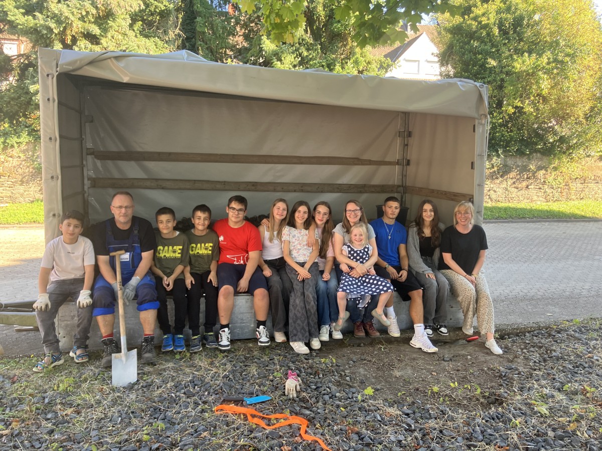 Von links nach rechts: Hasan Alhenbazli, Alexander Winn, Aarian und Aaron Winn, Simn Oster Ruiz, Frida Kusmizkij, Sofia Suzdalov, Annika Bruchof, Nadine Kraft, Luka Ognjenovic, Elena Sheldija und Kathrin Stengle. Foto: Oliver Kraft