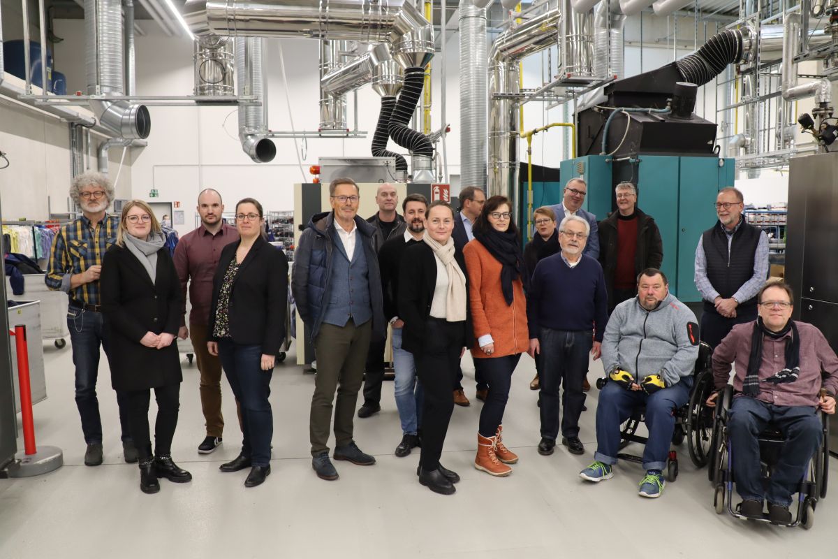 Die Teilnehmenden der Inklusionsrundreise mit Gastgebern beim Rundgang durch die modernen Hallen der ITEX Gaebler im Industriegebiet Heiligenroth. Foto: Christof Brder, SBR