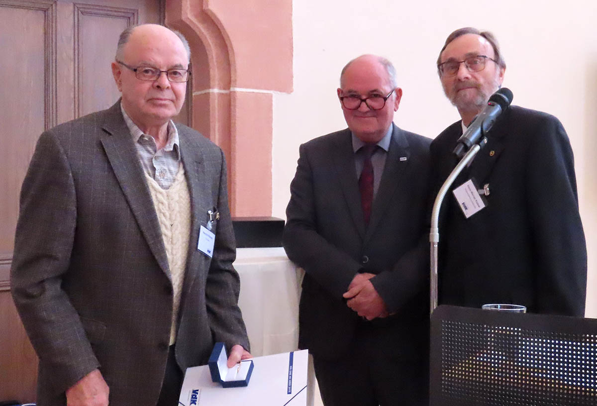 Mit der Goldenen Ehrennadel des VdK Deutschland wurde Heinrich Richarz (links) durch den Landesverbandsvorsitzenden Willi Jger (Mitte) und Kreisvorsitzender Hans Werner Kaiser (rechts) ausgezeichnet. Fotos: VdK