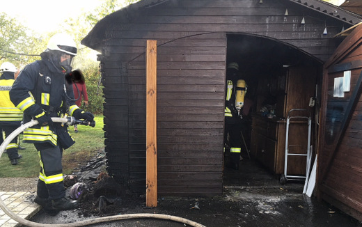 Brand eines Gartenhauses rief Feuerwehren auf den Plan