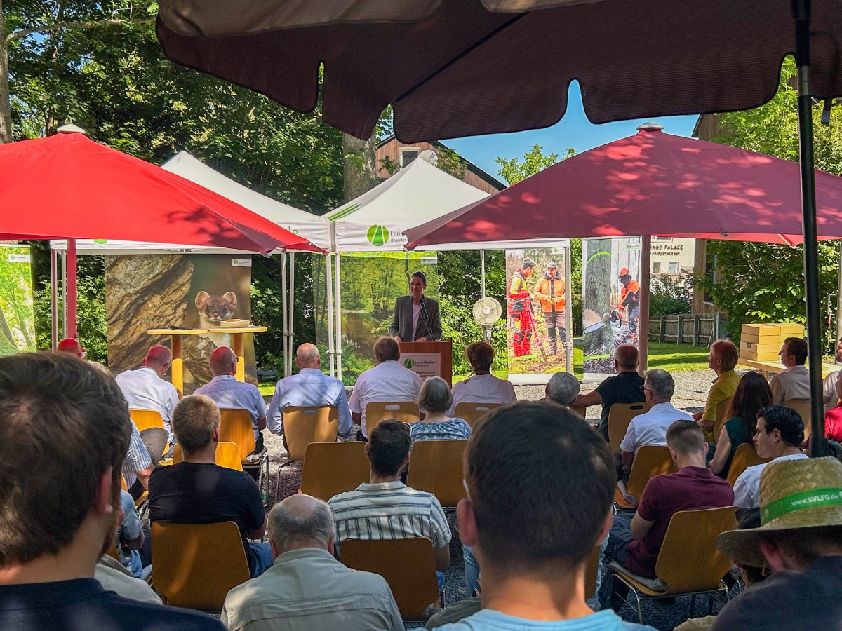Neuer Abschlussjahrgang der Forstwirte in Hachenburg gew�rdigt