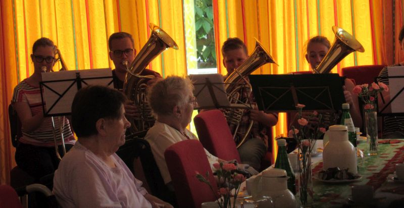 Klasse 6d und Orchester-AG der IGS Selters im Seniorenzentrum Uhrturm in Dierdorf. Fotos: privat