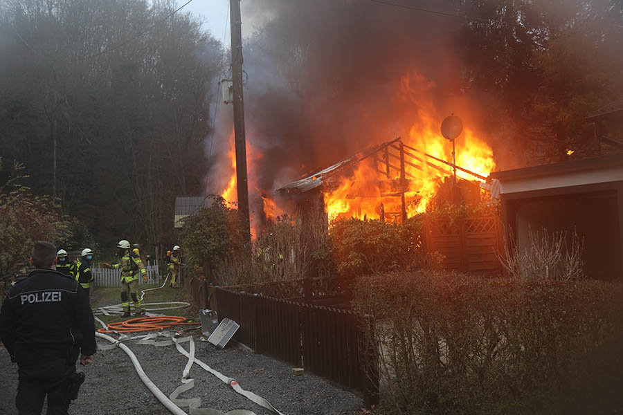 Vollbrand vernichtet Wochenendhaus in Neustadt/Wied