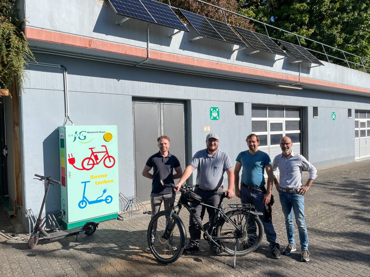 Ausbilder Paul Best (v.l.n.r.), die beiden Auszubildenden Max Braam und Timo Lutter sowie Geschftsfhrer Dirk Rein testen die neue Ladestation am BBW. Foto: Julia Steffenfauseweh