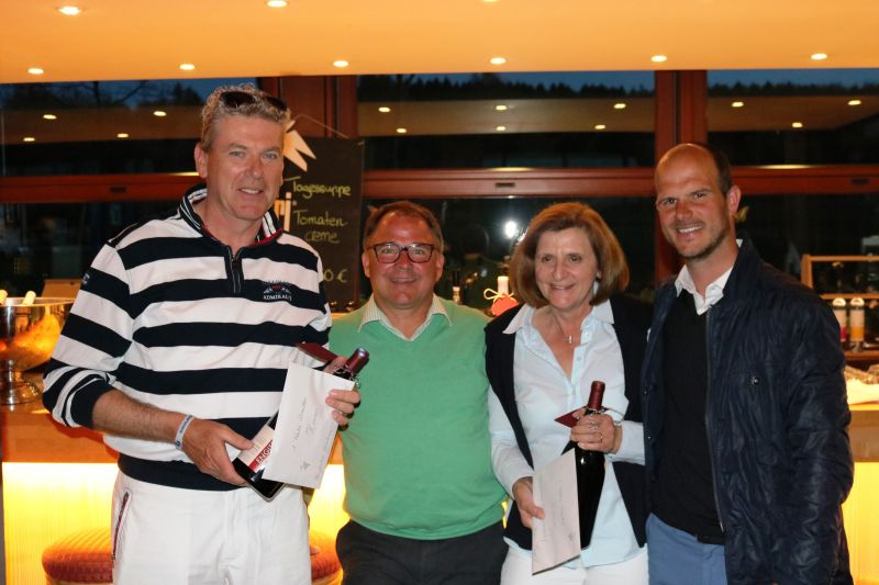 Dr. Thomas Urbach (Bruttosieger), Herbert Engist (Sponsor), Brigitte Gerlach (Bruttosiegerin), Jens H. Kloeren (Clubmanager). Foto: Veranstalter