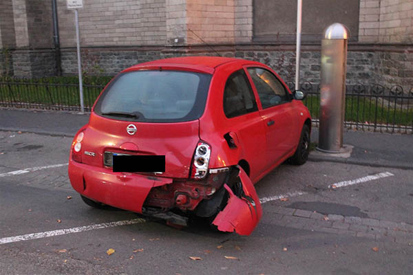 Das stark beschdigte Fahrzeug. Foto: Poizei