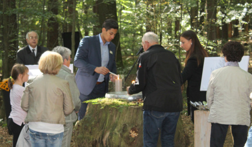 Das Altenkirchener Bestattungshaus Arbeiter arrangierte in Kooperation mit Bestattungen Baumung aus Puderbach und der Ortsgemeinde Steimel Ende September zum zweiten Mal eine Gedenkfeier im Ruhewald Steimel.(Foto: Altenkirchener Bestattungshaus Arbeiter)