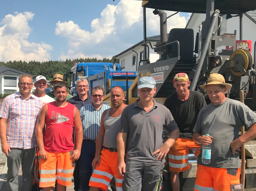 Vertreter der Wissener CDU mit ihrem Vorsitzenden Michael Rdder (3. von rechts) und Stadtbrgermeister Berno Neuhoff (links) brachten den Strabag-Beschftigten um Vorarbeiter Ringo Frommann (4. von rechts) im Neubaugebet Auf den Weiden Erfrischungen vorbei. (Foto: CDU) 