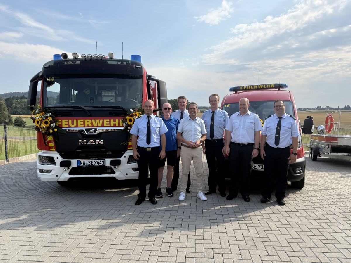 �bergabe der beiden neuen Einsatzfahrzeuge (v.l.n.r. Wehrf�hrer Michael Pleitgen, Ortsb�rgermeister Christian Windolph, 2. Vors. des F�rdervereins Hendrik Kuhn, B�rgermeister Oliver G�tsch, 1. Vors. des F�rdervereins Christian Fein, Wehrleiter Nicki Ahlborn und Stv. Wehrleiter Sascha Mathis. Foto:Tim Heidrich