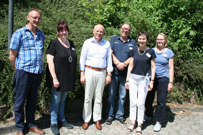 Die Mitglieder der AG Sucht erarbeiteten mit Chefrztin Dr. Margareta Mller-Mbaye (2. von rechts) das Programm fr die dreiwchige qualifizierte Entgiftung fr alkoholabhngige Menschen. Foto: privat