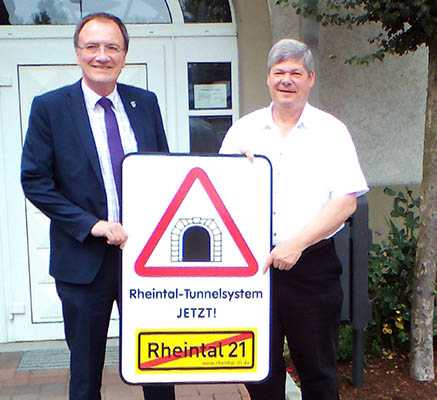 Verbandsbrgermeister Werner Gro und Willi Pusch, erster Vorsitzender der Brgerinitiative im Mittelrheintal gegen Umweltschden durch die Bahn befrworten die umgehende Umsetzung des geplanten Rheintal-Tunnelsystem. Foto: pr 