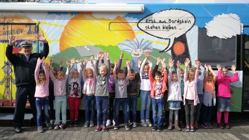 Die Polizei mit buntem Bus vor der Gutenberg-Grundschule Dierdorf. Foto: privat