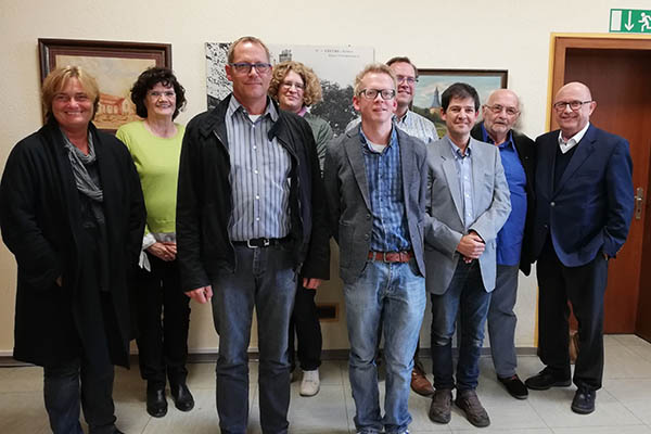 Brgermeister Michael Kessler (rechts) verpflichtete die Mitglieder, die sich knftig im Bendorfer Beirat fr Menschen mit Behinderungen und deren Angehrige engagieren. Foto: Stadt Bendorf