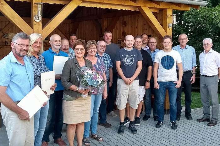 Der Ortsgemeinderat Drrholz mit den Beigeordneten und Ortsbrgermeisterin und Brgermeister Mendel. (Es fehlen Manfred Kolb und Philip Asbach). Foto: privat