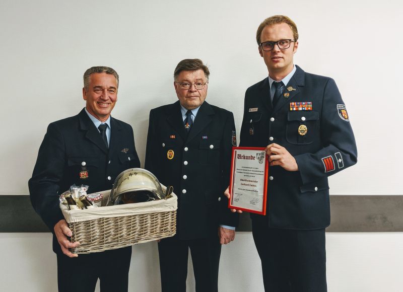 Herzlicher Dank fr einen altgedienten Feuerwehrkameraden. V.l.n.r.: Stellvertretender Wehrfhrer Gnter Siebert, Gerhard Endres, Wehrfhrer Christian Fein. Foto: Feuerwehr