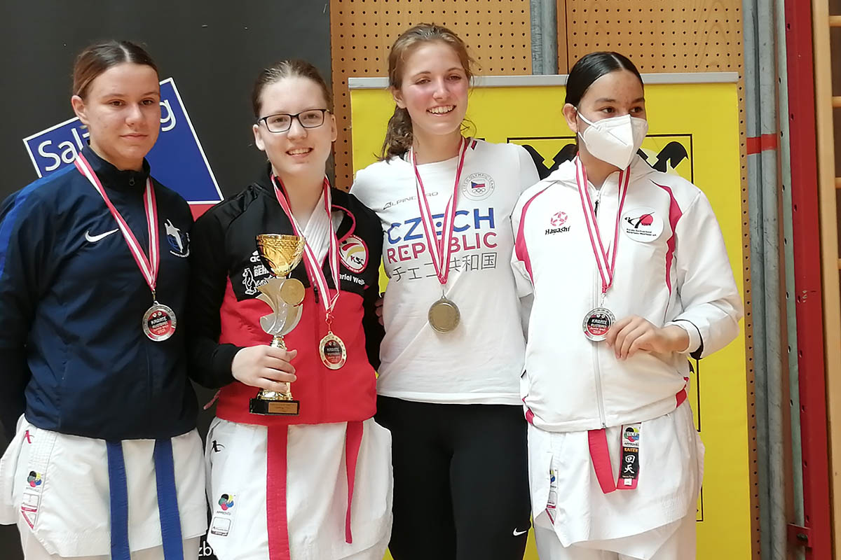 Mariel Weiler (2.v.l) gewinnt die Austrian Junior Open. Foto: Verein