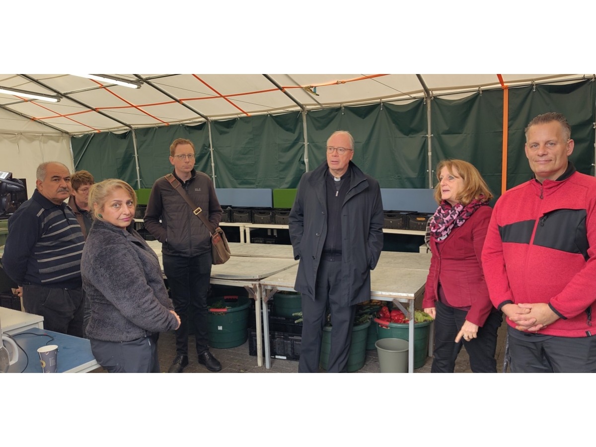 Bischof Ackermann zu Beusch bei der Neuwieder Tafel (Foto: Josef Freise)