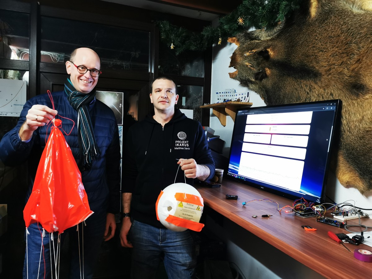 Verbandsb�rgermeister Jan Ermtraud zeigte Interesse an den Ausf�hrungen von Matthias Stertz. (Fotos: Andreas Kossmann)