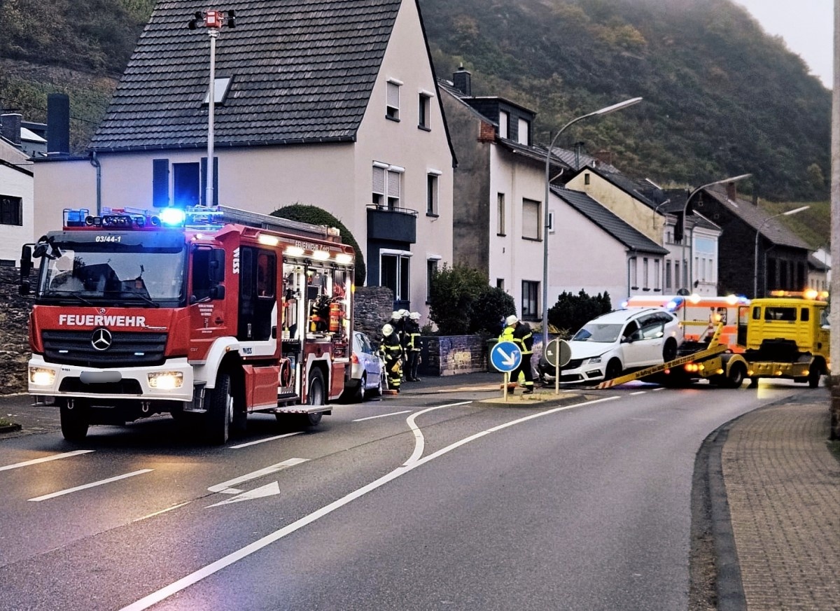 Verkehrsunfall in Leutesdorf (Foto: Feuerwehr VG Bad H�nningen)