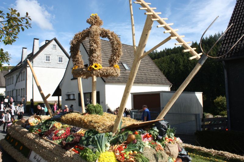 Der traditionelle Erntewagen fhrte den Jubilumsfestzug in Friesenhagen an Fotos: jkh