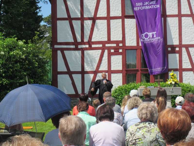 Feierliche Erffnung des Altars auf der Gemeindewiese. Foto: privat