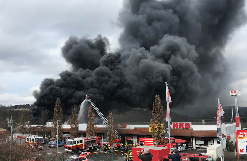 Leerstehendes Geschftsgebude wird Raub der Flammen